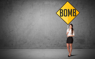 Obraz premium Young business person holding road sign