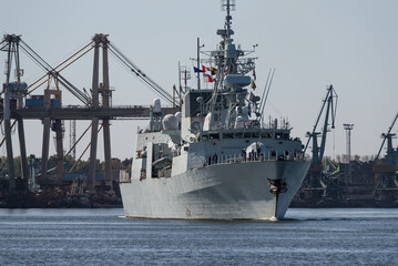 WARSHIP - A Canadian Navy frigate sails to the sea - obrazy, fototapety, plakaty