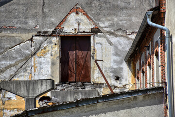 Haunoldmühle, Obergrünburg, Industriedenkmal, Produktionshalle, Jugendstil, historisch, Steyr, Industriestandort, Halle, Fabrikhalle, alt, Denkmal, Fenster, eingeschlagen, Scherben, Glasscherben, Scho