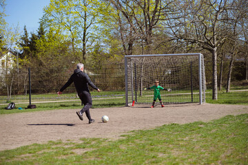 Sechsjähriger spielt Fussball