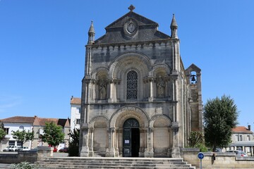 Fototapeta na wymiar L'église Saint Cybard, de style neo roman, vue de l'extérieur, ville de Angouleme, département de la Charente, France