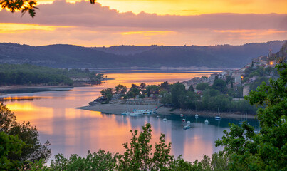 Naklejka premium Coucher de soleil sur le village de Bauduen dans le sud de la France