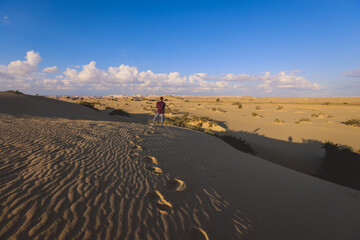 Fototapeta na wymiar Picture of the Tourist in the White Desert Protected Area in the Sahara Farafra Oasis, Egypt