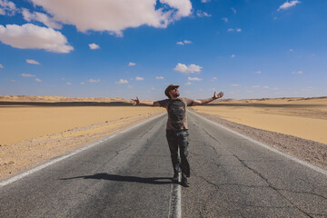 Obraz premium Picture of the Tourist in the White Desert Protected Area in the Sahara Farafra Oasis, Egypt