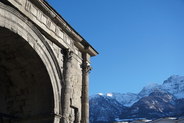 Fototapeta na wymiar Arch of Augustus in Aosta 