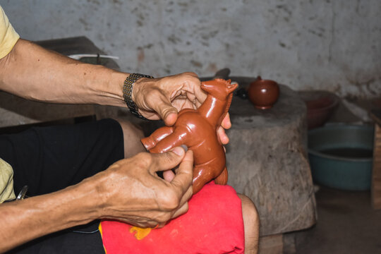 Tolima, colombia craftsman, making Clay crafts