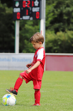 Kind spielt Fussball in Rehfelde in Brandenburg