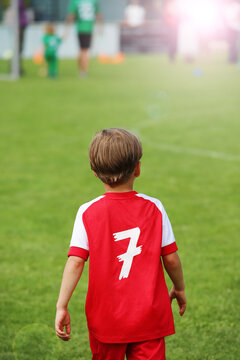 Kind spielt Fussball in Rehfelde in Brandenburg