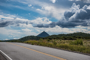 Volcan del pocho rodeado de campo