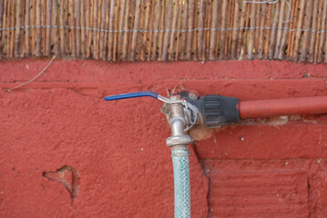 Grifo de jardín o hueto con trozo de manguera, grifo de trabajo exterior