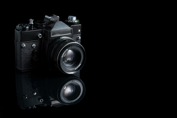 Analogowy aparat fotograficzny z wbudowanym światłomierzem selenowym. Klasyczna forma, piękny desing - obrazy, fototapety, plakaty