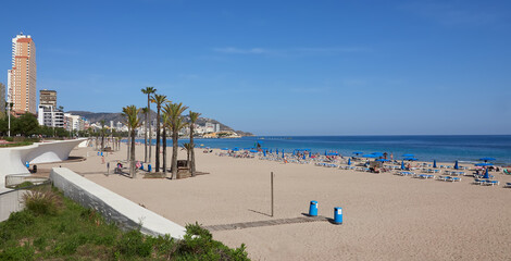 Benidorm, personas en la playa de poniente, relajándose en el mar mediterráneo y la arena blanca.