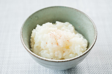岩塩をかけたおかゆ