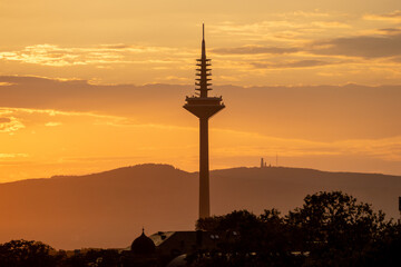 Europaturm (Fernsehturm) in Frankfurt beim Sonnenuntergang, Silhouette © Tobias