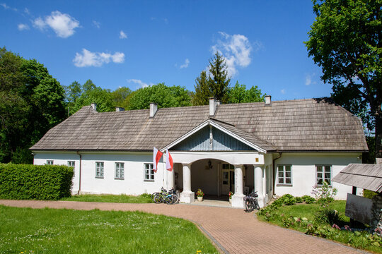 Dworek na wsi. Złoty Potok, Polska