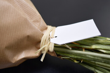 bouquet de fleurs et étiquette