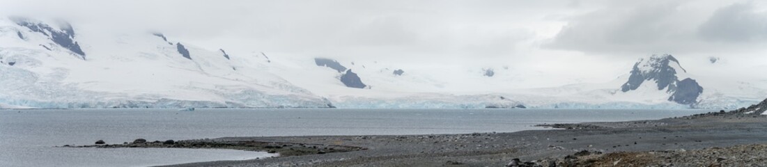 Panorama Foto - raue Natur, Eis Gletscher und Felsformationen bei Half Moon Island / Punta Pallero...