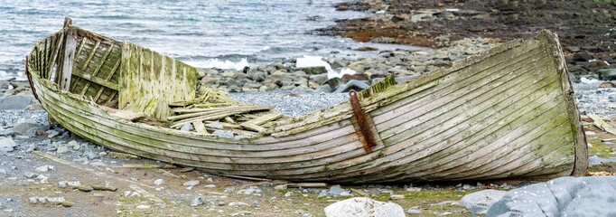 altes verlassenes Ruderboot / Walfänger Boot auf Half Moon Island / Süd-Shettland-Inseln vor der...