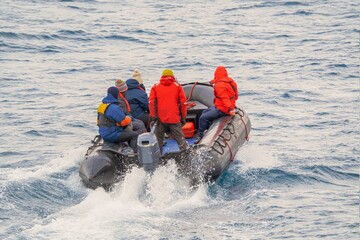 Antarktis Expedition, die Kreuzfahrtpassagiere auf Deception Island landen mit Zodiacs, von einem...