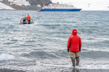 Antarktis Expedition, die Kreuzfahrtpassagiere auf Deception Island landen mit Zodiacs, von einem...