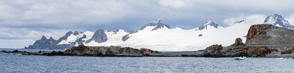 Panorama Foto - raue Natur, Eis Gletscher und Felsformationen bei Half Moon Island auf den...
