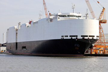 Der Autotransporter liegt im Hafen 