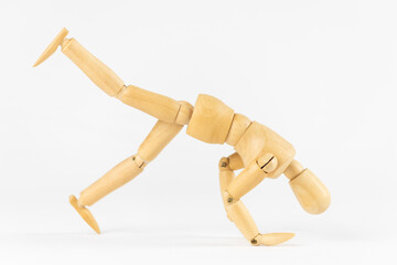 前転しようとしているデッサン人形