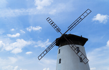 Wiatrak na tle nieba © Tomasz