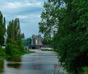 niebieski most nad rzeką