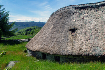 Palloza, casa tradicional de las montañas del noroeste de España. Piornedo, Lugo, España. © Nandi Estévez