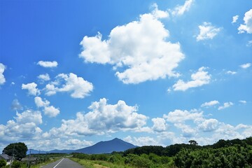 白い雲と青空と山の風景