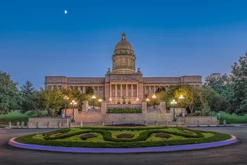 Crédence de cuisine en verre imprimé Half Dome Kentucky State Capitol at dusk with warm lights illuminating this great capitol with a blue sky with a half moon on a warm summer evening in Frankfort, KY.