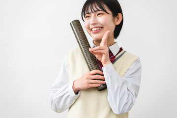 卒業をする女子高校生