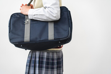 学生カバンを持っている女子高生