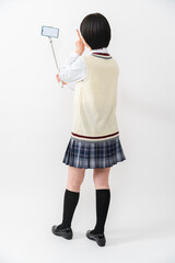スマートフォンで自撮りをする女子高校生