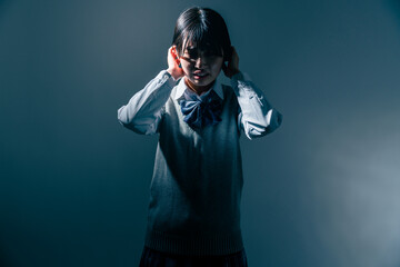 頭をかかえる女子高校生