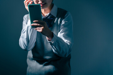 スマートフォンを見て不安になる女子高校生