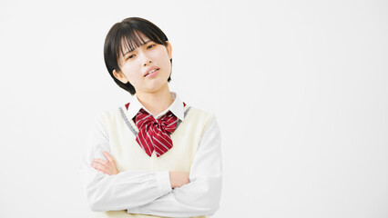 腕組みをする女子高校生