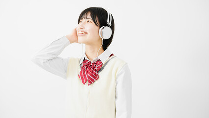 ヘッドフォンで音楽を聴く女子高校生
