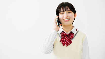 スマートフォンで通話をする女子高校生