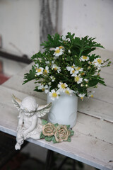 白い野薔薇とハーブの花束と天使