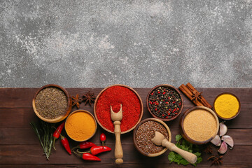 Obraz na płótnie Canvas Set of aromatic spices on grey background