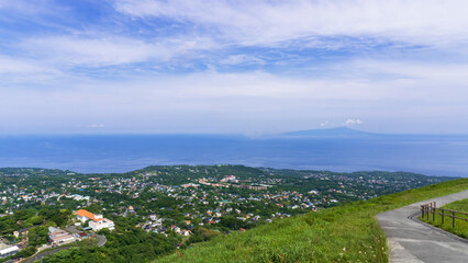 大室山の火口壁から見る海と町／【ユネスコ世界ジオパーク／富士箱根伊豆国立公園】日本静岡県伊東市