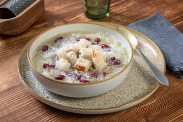 zuppa di cavolo verza e fagioli rossi