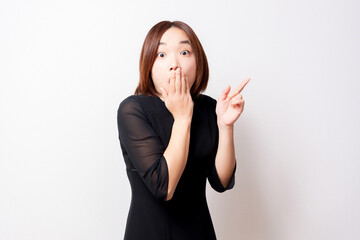 驚いて指差ししている喪服を着ている女性