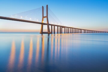 Achtergrond op de brug van Lissabon. De Vasco da Gama-brug is een mijlpaal en een van de langste bruggen ter wereld. Stedelijk landschap. Portugal is een geweldige toeristische bestemming