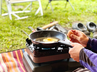 キャンプ中に目玉焼きを作る手元