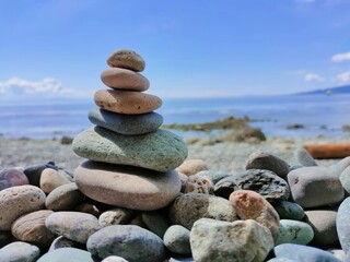 Fototapeta na wymiar Pebble stack on the beach