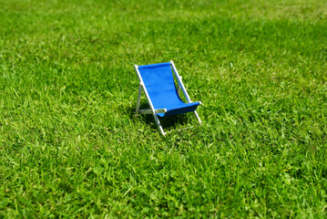 chaise longue miniature sur l'herbe