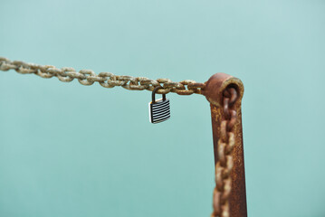 Cancale - cadenas sur chaîne en métal